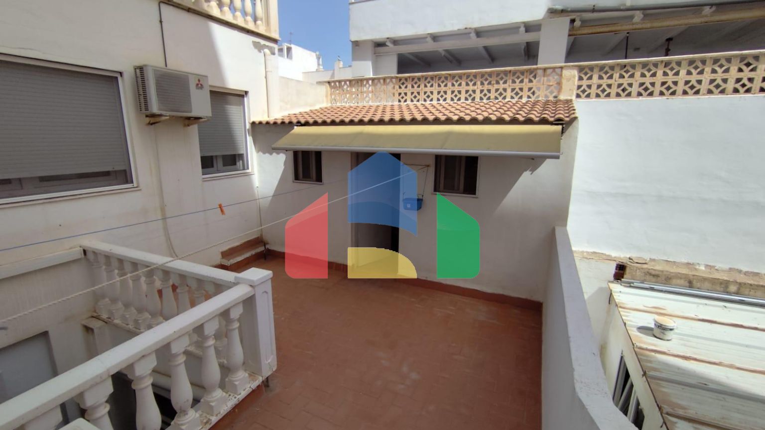 ОГРОМНЫЕ АПАРТАМЕНТЫ ВОЗЛЕ ПЛЯЖА. 176М2. 3 СПАЛЬНИ. 2 ВАННЫЕ КОМНАТЫ. ПЛЯЖ В 200 МЕТРАХ.