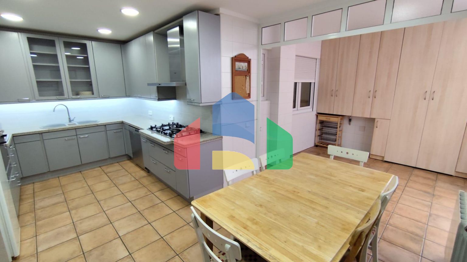 ОГРОМНЫЕ АПАРТАМЕНТЫ ВОЗЛЕ ПЛЯЖА. 176М2. 3 СПАЛЬНИ. 2 ВАННЫЕ КОМНАТЫ. ПЛЯЖ В 200 МЕТРАХ.