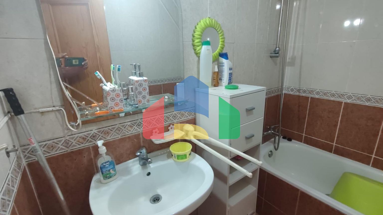 Просторная квартира на первом этаже с двумя спальнями и общим бассейном и террасами