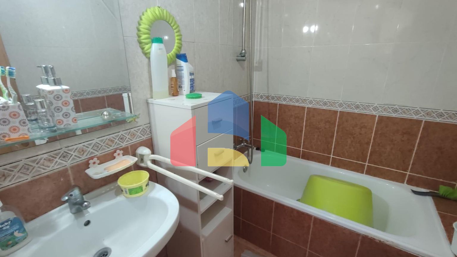 Просторная квартира на первом этаже с двумя спальнями и общим бассейном и террасами