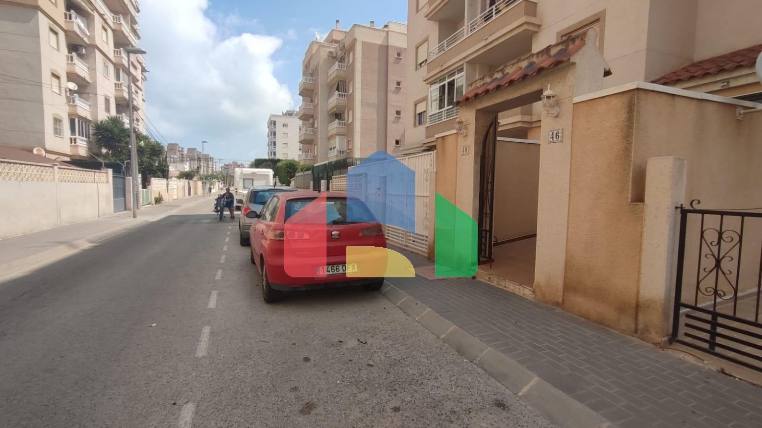 Просторная квартира на первом этаже с двумя спальнями и общим бассейном и террасами