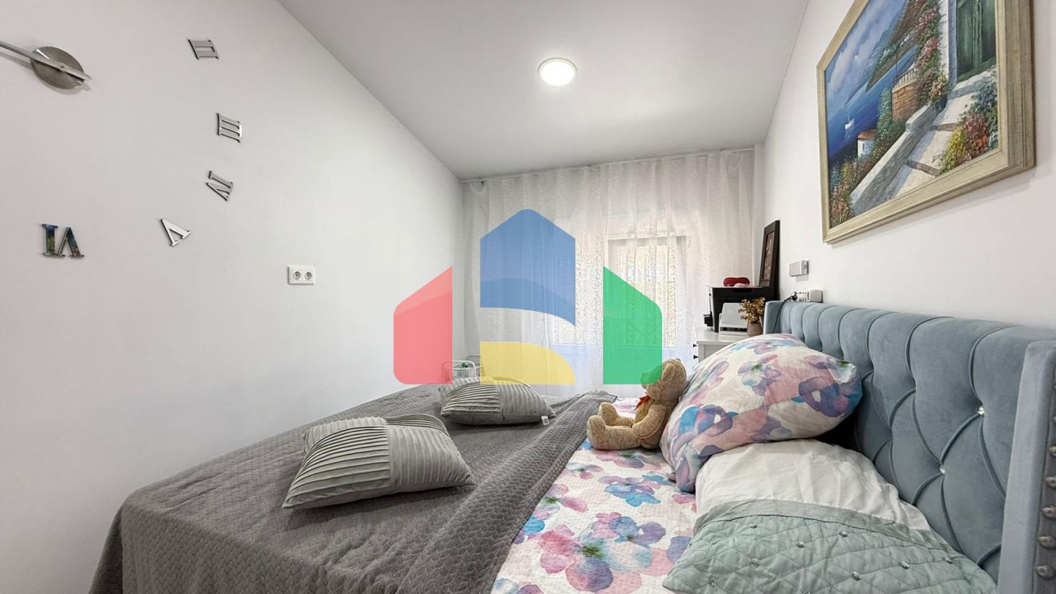 Эксклюзивное отремонтированное бунгало на верхнем этаже с 2 спальнями и 1 ванной комнатой.