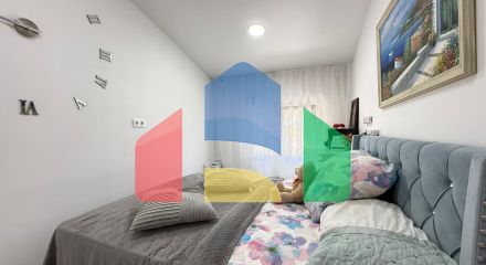 Эксклюзивное отремонтированное бунгало на верхнем этаже с 2 спальнями и 1 ванной комнатой.