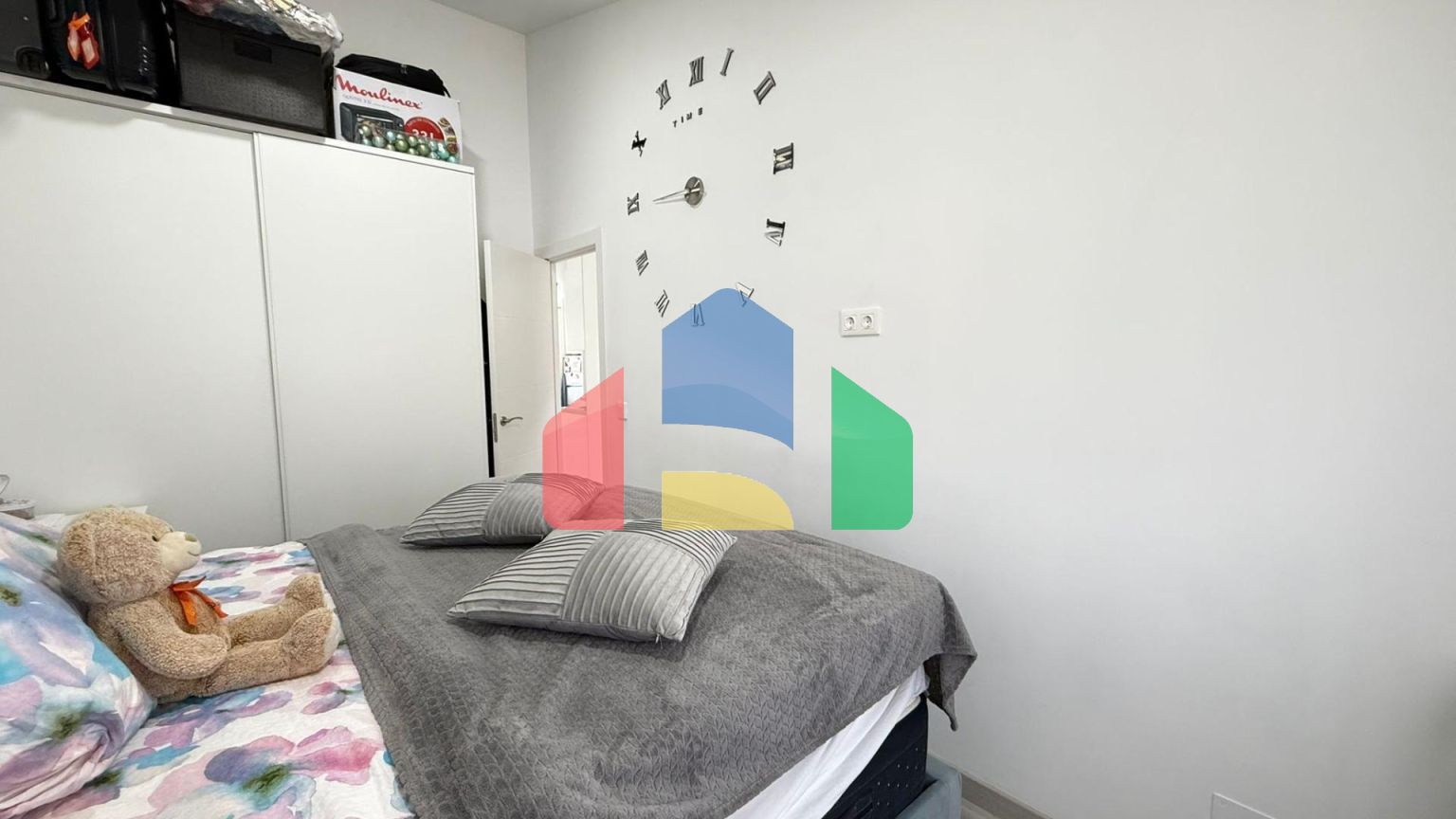 Эксклюзивное отремонтированное бунгало на верхнем этаже с 2 спальнями и 1 ванной комнатой.