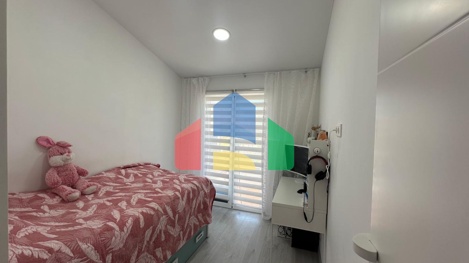 Эксклюзивное отремонтированное бунгало на верхнем этаже с 2 спальнями и 1 ванной комнатой.