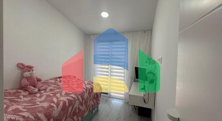 Эксклюзивное отремонтированное бунгало на верхнем этаже с 2 спальнями и 1 ванной комнатой.