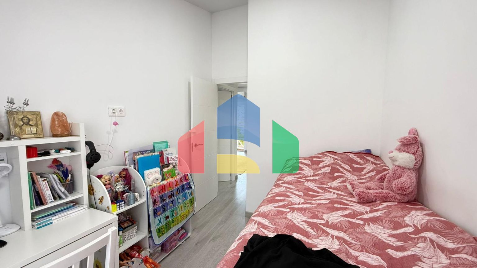 Эксклюзивное отремонтированное бунгало на верхнем этаже с 2 спальнями и 1 ванной комнатой.