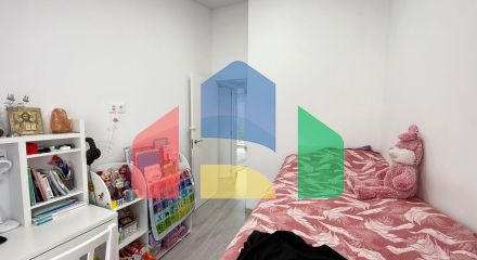 Эксклюзивное отремонтированное бунгало на верхнем этаже с 2 спальнями и 1 ванной комнатой.