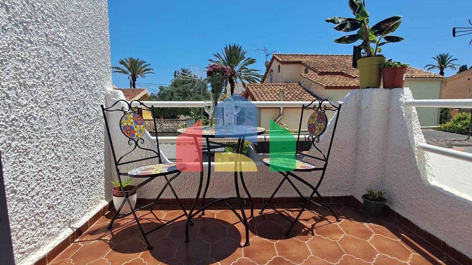 Эксклюзивное отремонтированное бунгало на верхнем этаже с 2 спальнями и 1 ванной комнатой.