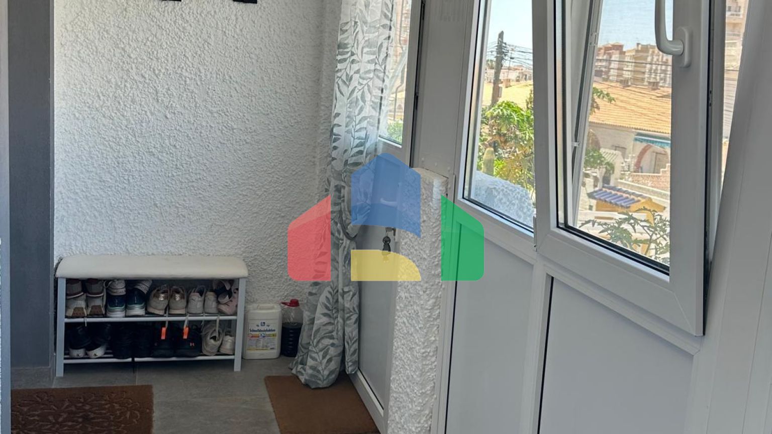 Эксклюзивное отремонтированное бунгало на верхнем этаже с 2 спальнями и 1 ванной комнатой.