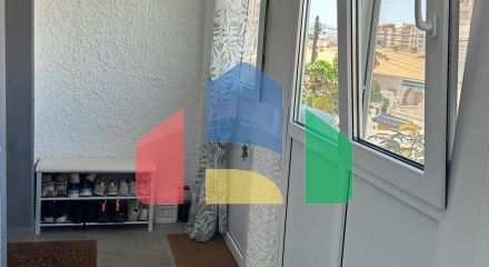 Эксклюзивное отремонтированное бунгало на верхнем этаже с 2 спальнями и 1 ванной комнатой.