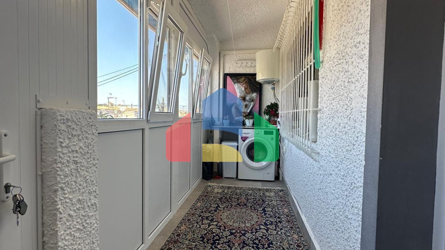 Эксклюзивное отремонтированное бунгало на верхнем этаже с 2 спальнями и 1 ванной комнатой.