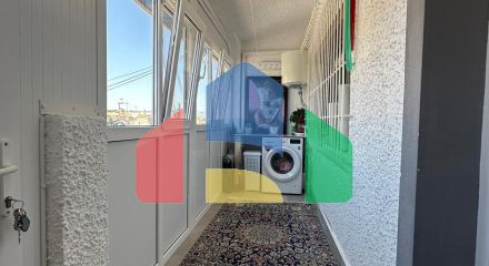 Эксклюзивное отремонтированное бунгало на верхнем этаже с 2 спальнями и 1 ванной комнатой.