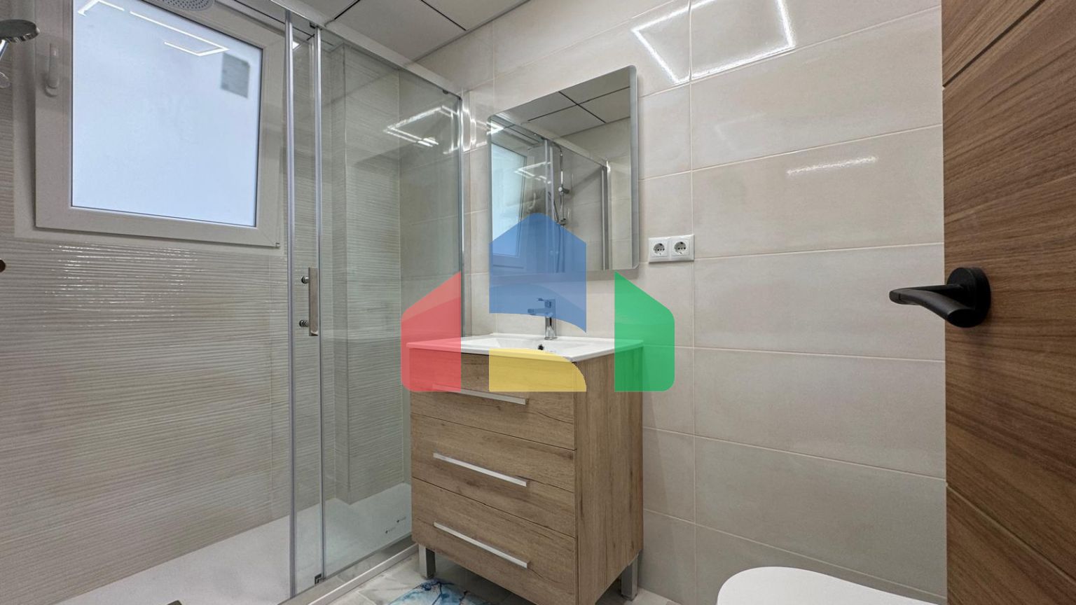 АПАРТАМЕНТЫ ПОСЛЕ РЕМОНТА С КЛАДОВКОЙ 30 М2. (КАК СТУДИЯ) 3 СПАЛЬНИ. 2 ВАННЫЕ. 108 М2. ПЛЯЖ В 50 МЕТ