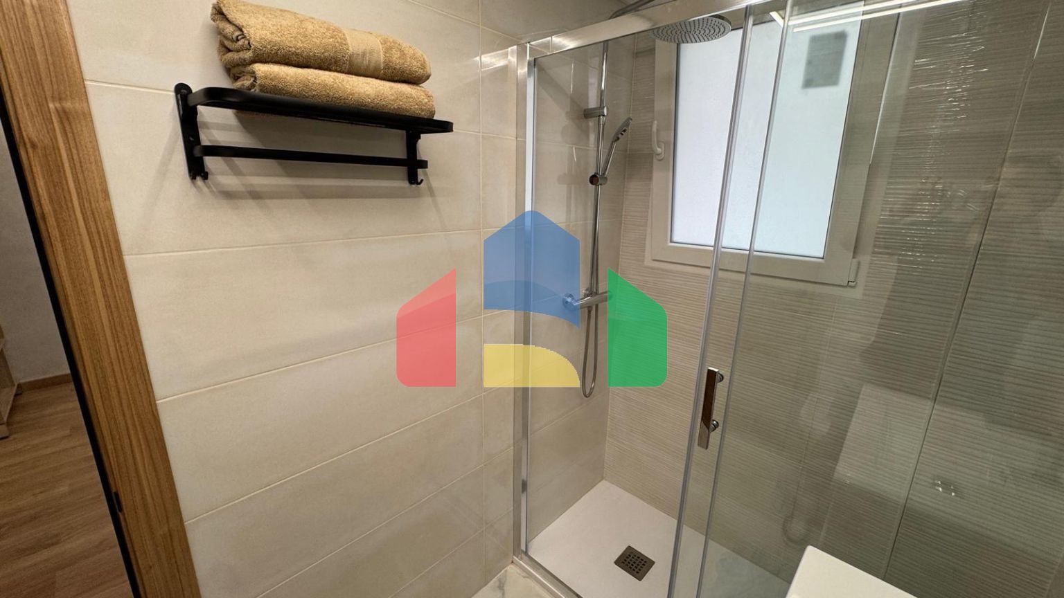 АПАРТАМЕНТЫ ПОСЛЕ РЕМОНТА С КЛАДОВКОЙ 30 М2. (КАК СТУДИЯ) 3 СПАЛЬНИ. 2 ВАННЫЕ. 108 М2. ПЛЯЖ В 50 МЕТ