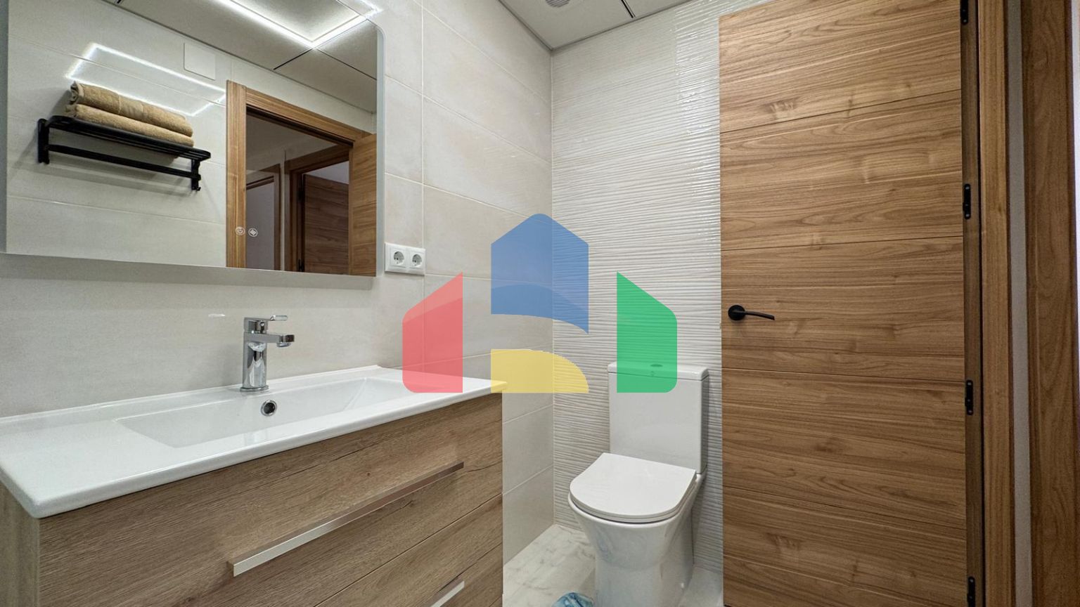 АПАРТАМЕНТЫ ПОСЛЕ РЕМОНТА С КЛАДОВКОЙ 30 М2. (КАК СТУДИЯ) 3 СПАЛЬНИ. 2 ВАННЫЕ. 108 М2. ПЛЯЖ В 50 МЕТ