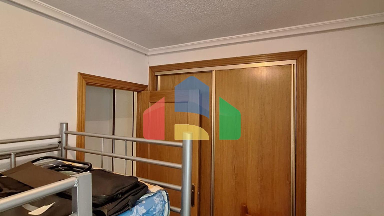 Квартира с 2 спальнями и 2 ванными комнатами и гаражом на улице Аполо