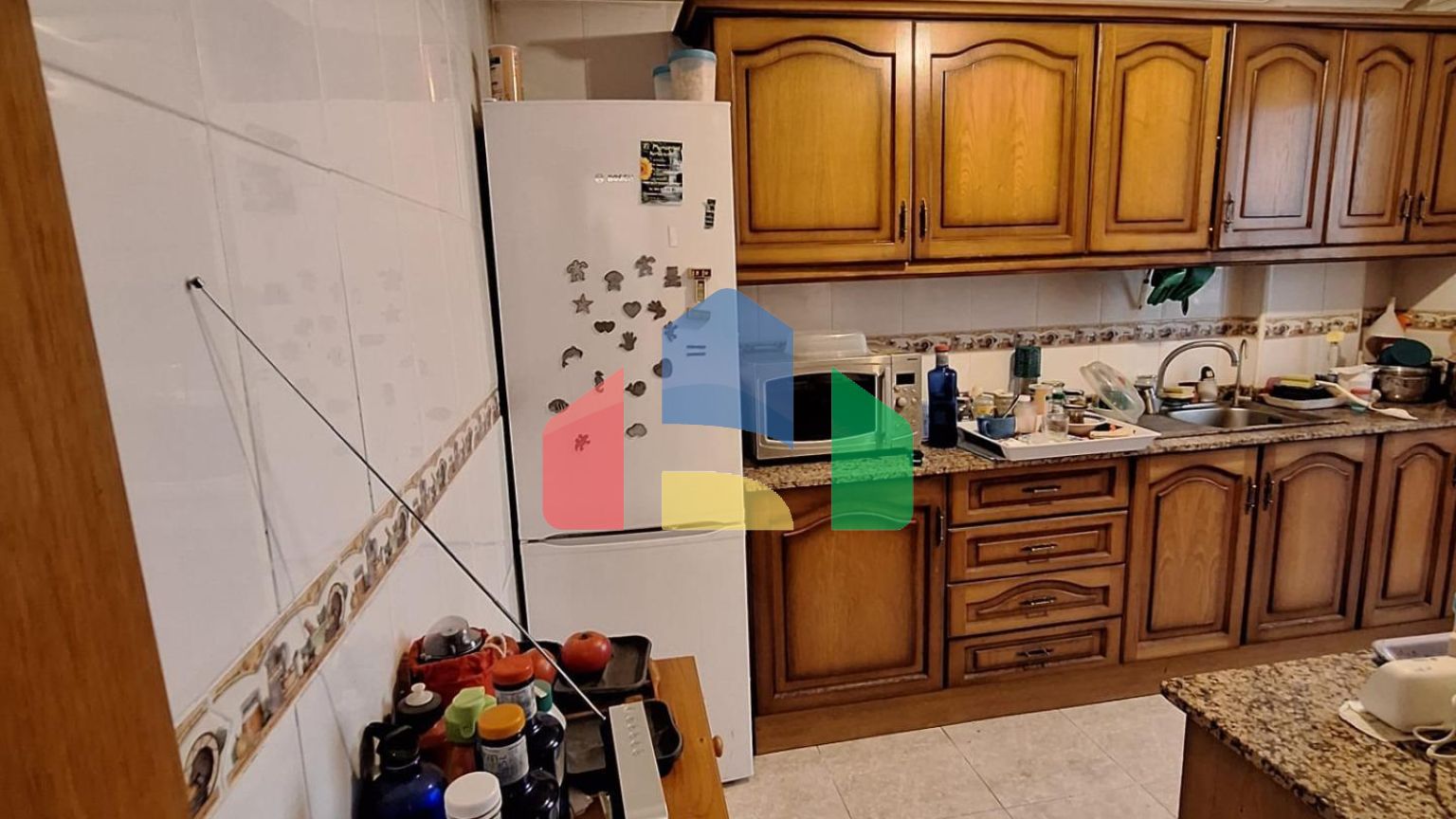 Квартира с 2 спальнями и 2 ванными комнатами и гаражом на улице Аполо