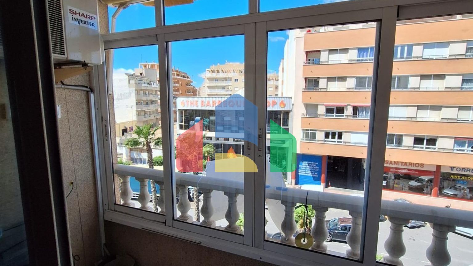 Квартира с 2 спальнями и 2 ванными комнатами и гаражом на улице Аполо