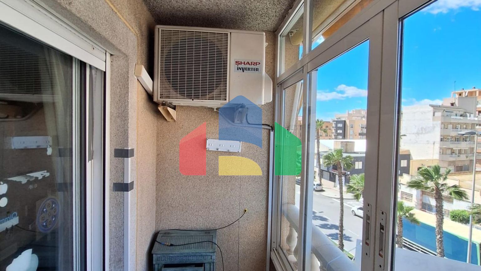 Квартира с 2 спальнями и 2 ванными комнатами и гаражом на улице Аполо