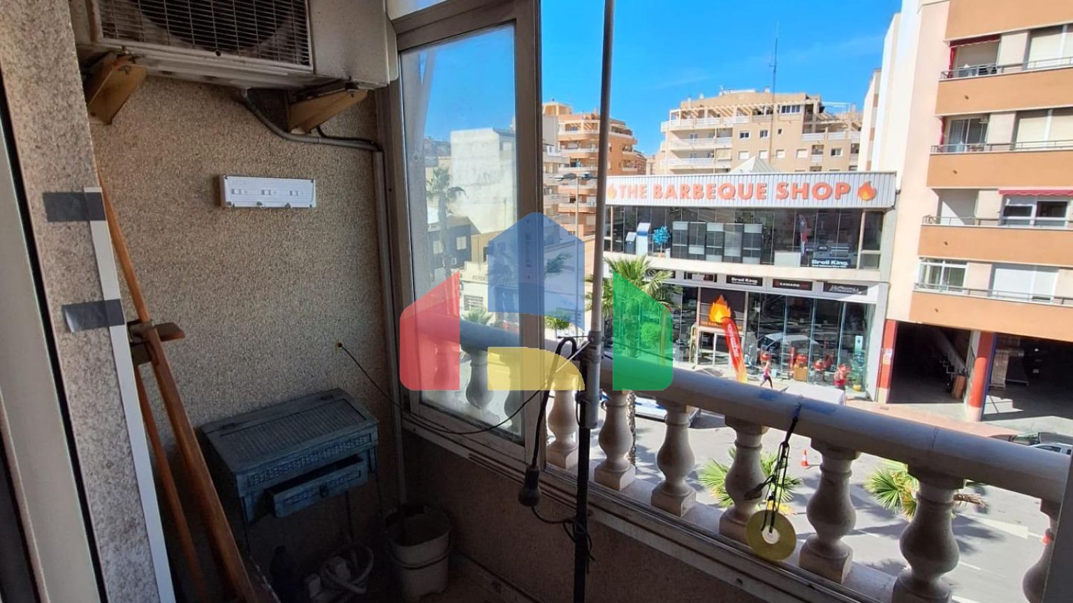 Квартира с 2 спальнями и 2 ванными комнатами и гаражом на улице Аполо