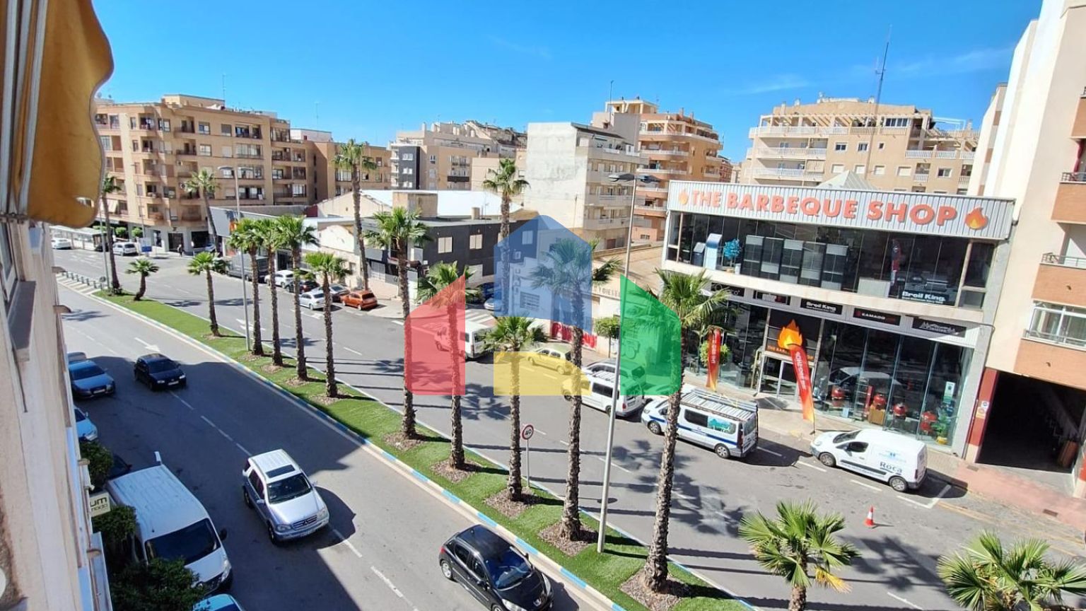 Квартира с 2 спальнями и 2 ванными комнатами и гаражом на улице Аполо