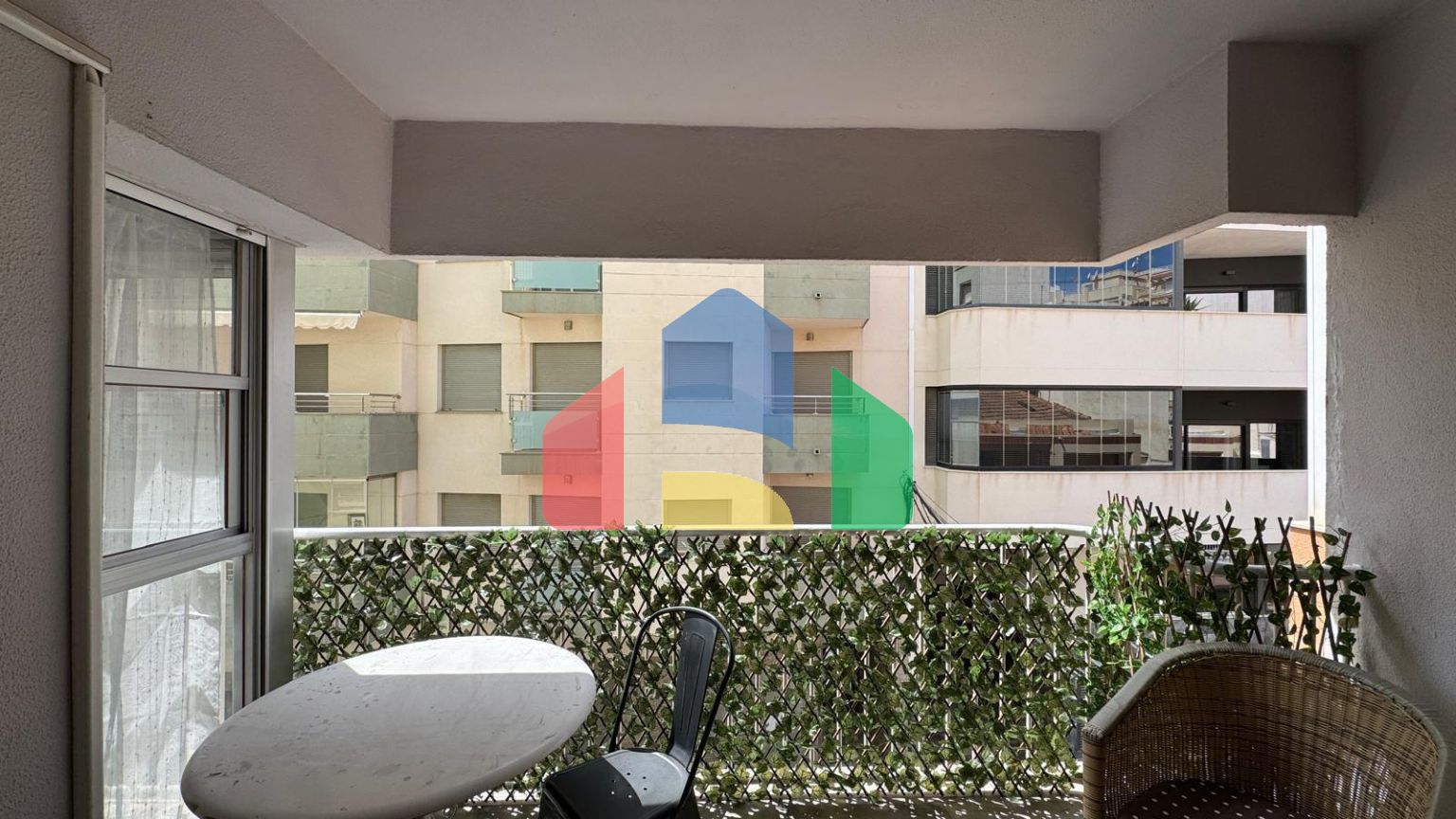 АПАРТАМЕНТЫ В 300 МЕТРАХ ОТ ПЛЯЖА. 3 СПАЛЬНИ. 2 ВАННЫЕ КОМНАТЫ. 92 М2 ПЛОЩАДЪ.