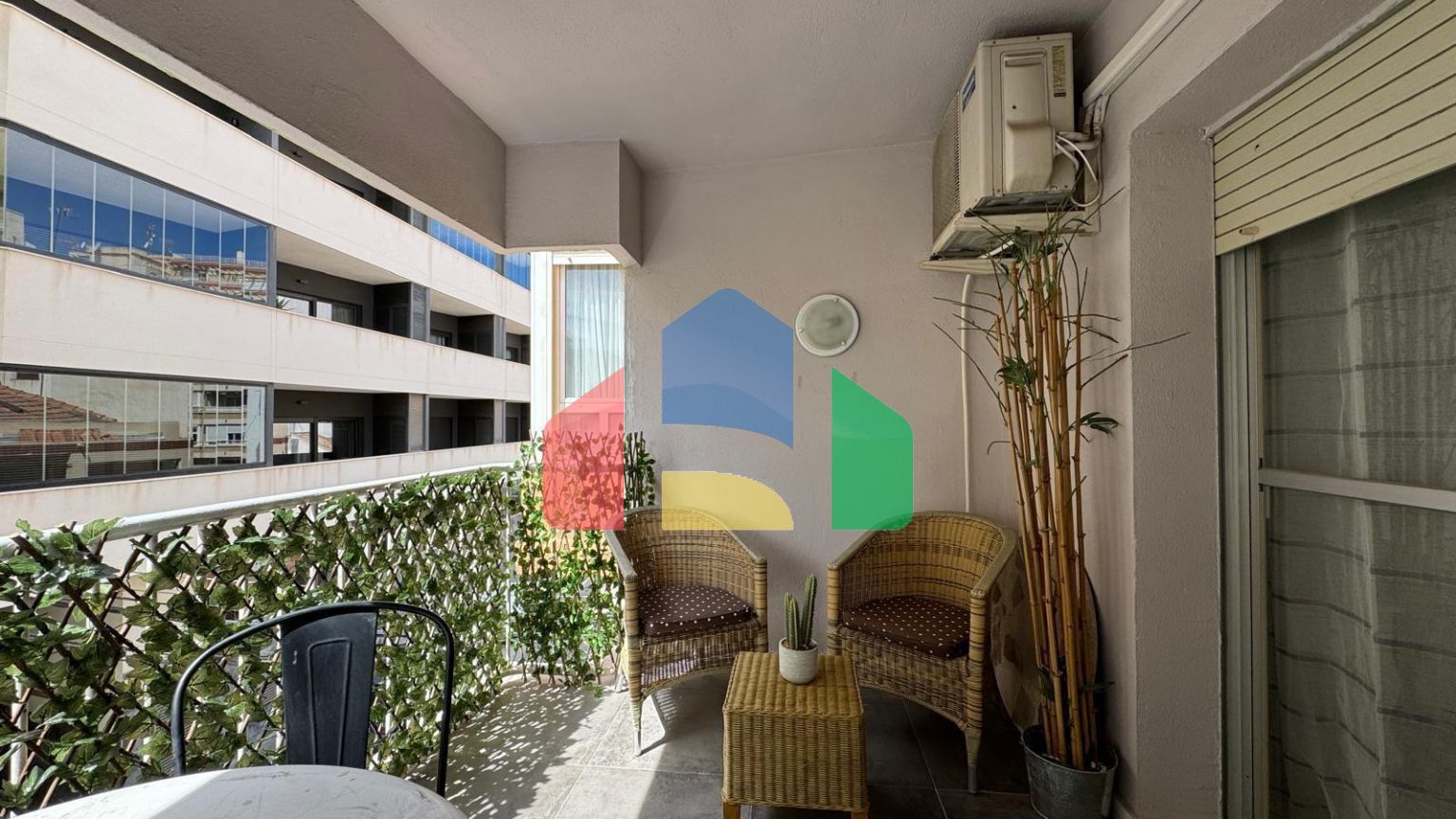 АПАРТАМЕНТЫ В 300 МЕТРАХ ОТ ПЛЯЖА. 3 СПАЛЬНИ. 2 ВАННЫЕ КОМНАТЫ. 92 М2 ПЛОЩАДЪ.