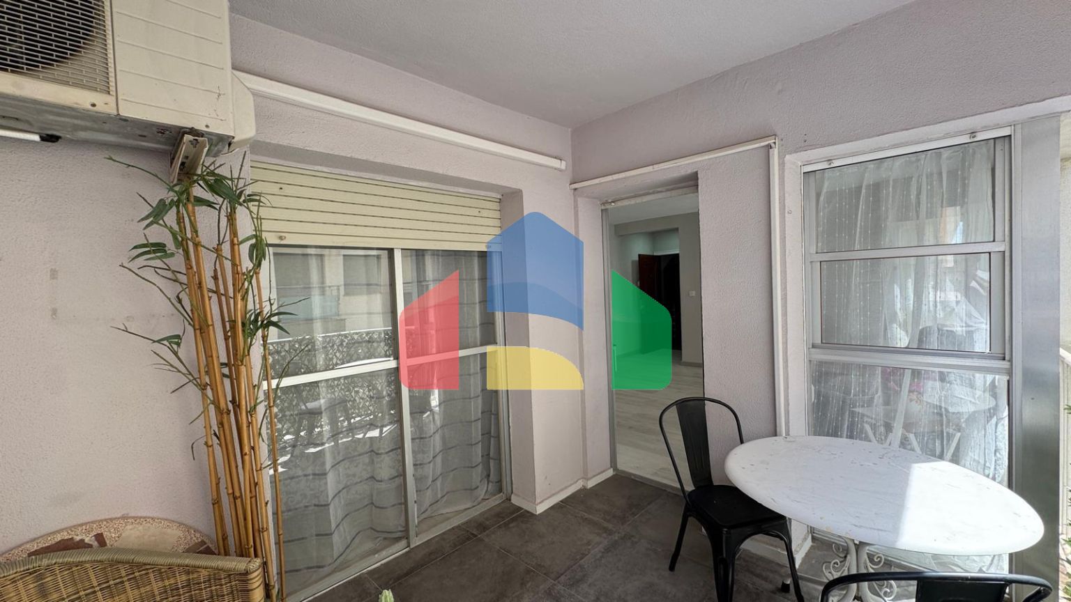 АПАРТАМЕНТЫ В 300 МЕТРАХ ОТ ПЛЯЖА. 3 СПАЛЬНИ. 2 ВАННЫЕ КОМНАТЫ. 92 М2 ПЛОЩАДЪ.