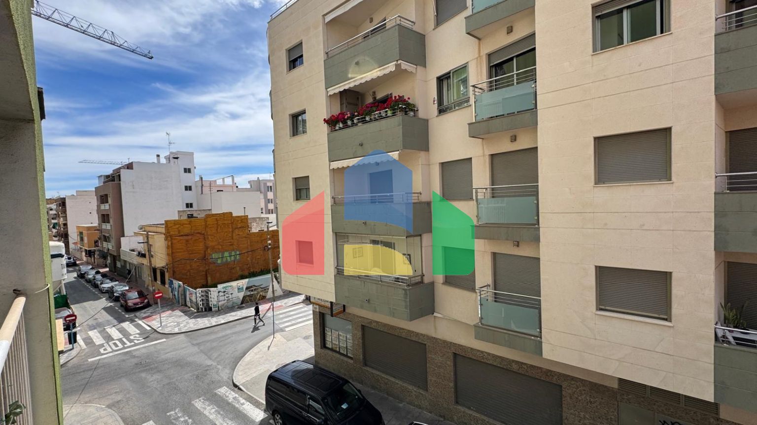 АПАРТАМЕНТЫ В 300 МЕТРАХ ОТ ПЛЯЖА. 3 СПАЛЬНИ. 2 ВАННЫЕ КОМНАТЫ. 92 М2 ПЛОЩАДЪ.