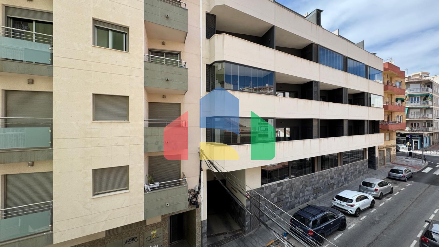 АПАРТАМЕНТЫ В 300 МЕТРАХ ОТ ПЛЯЖА. 3 СПАЛЬНИ. 2 ВАННЫЕ КОМНАТЫ. 92 М2 ПЛОЩАДЪ.