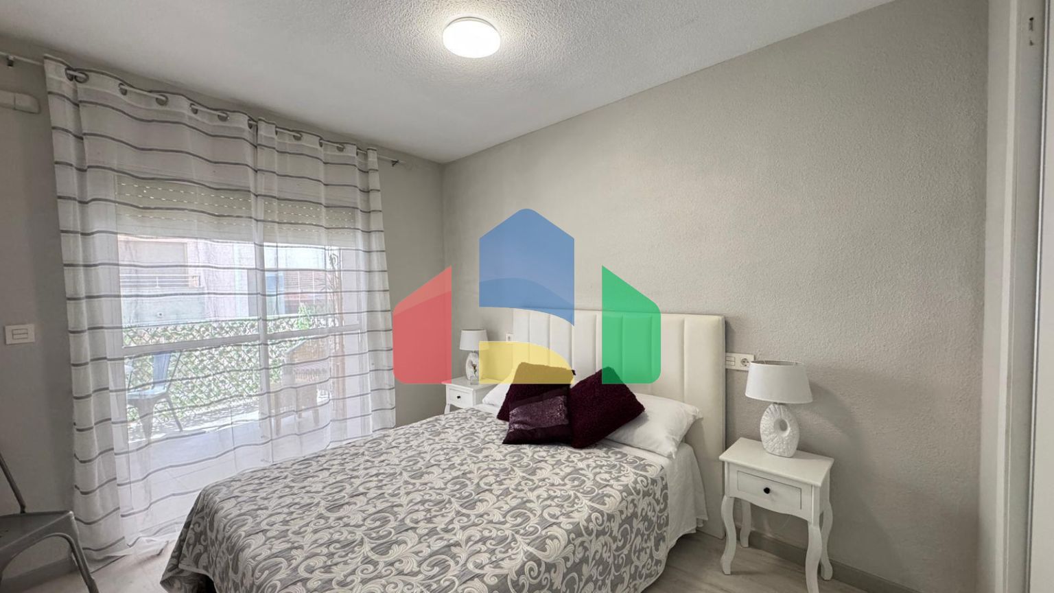 АПАРТАМЕНТЫ В 300 МЕТРАХ ОТ ПЛЯЖА. 3 СПАЛЬНИ. 2 ВАННЫЕ КОМНАТЫ. 92 М2 ПЛОЩАДЪ.