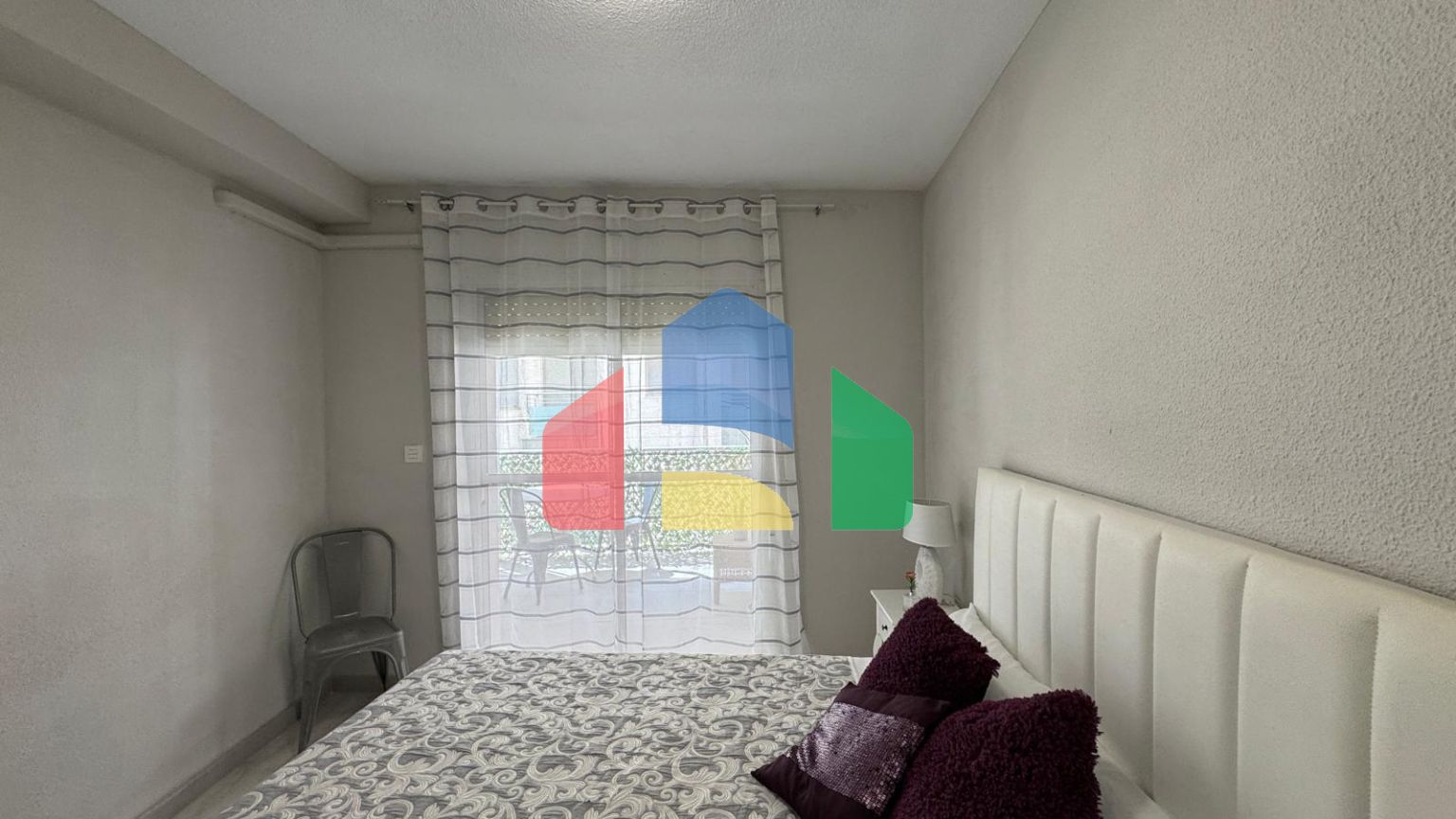 АПАРТАМЕНТЫ В 300 МЕТРАХ ОТ ПЛЯЖА. 3 СПАЛЬНИ. 2 ВАННЫЕ КОМНАТЫ. 92 М2 ПЛОЩАДЪ.