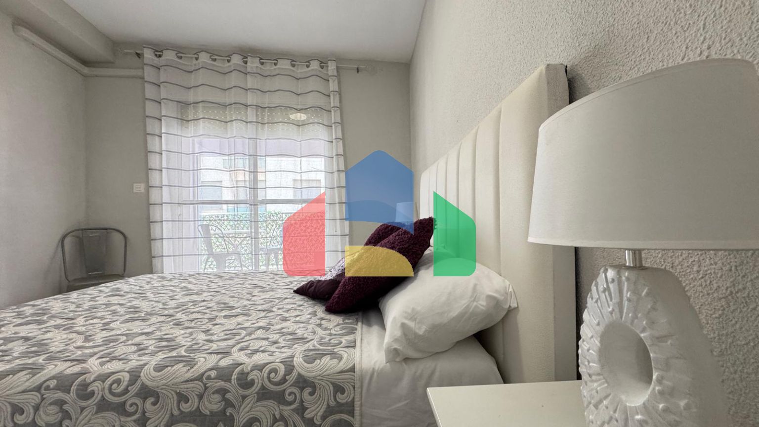 АПАРТАМЕНТЫ В 300 МЕТРАХ ОТ ПЛЯЖА. 3 СПАЛЬНИ. 2 ВАННЫЕ КОМНАТЫ. 92 М2 ПЛОЩАДЪ.