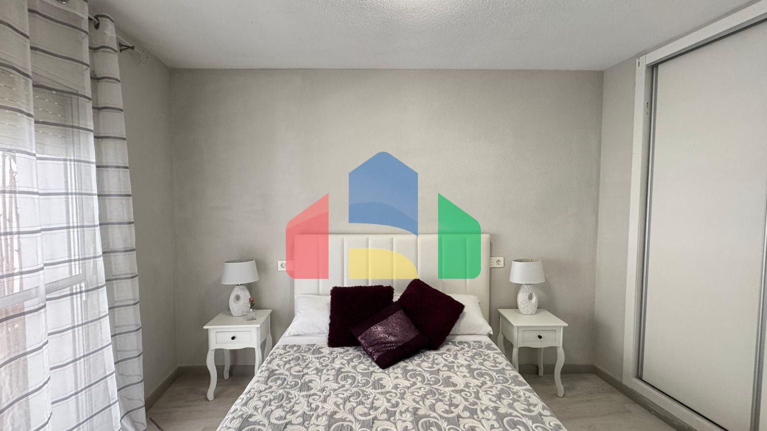 АПАРТАМЕНТЫ В 300 МЕТРАХ ОТ ПЛЯЖА. 3 СПАЛЬНИ. 2 ВАННЫЕ КОМНАТЫ. 92 М2 ПЛОЩАДЪ.