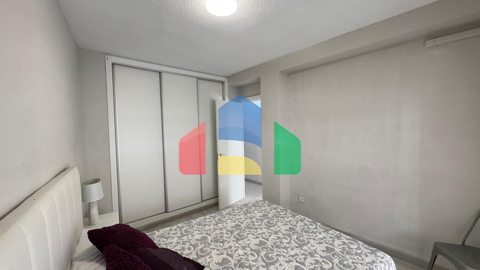 АПАРТАМЕНТЫ В 300 МЕТРАХ ОТ ПЛЯЖА. 3 СПАЛЬНИ. 2 ВАННЫЕ КОМНАТЫ. 92 М2 ПЛОЩАДЪ.