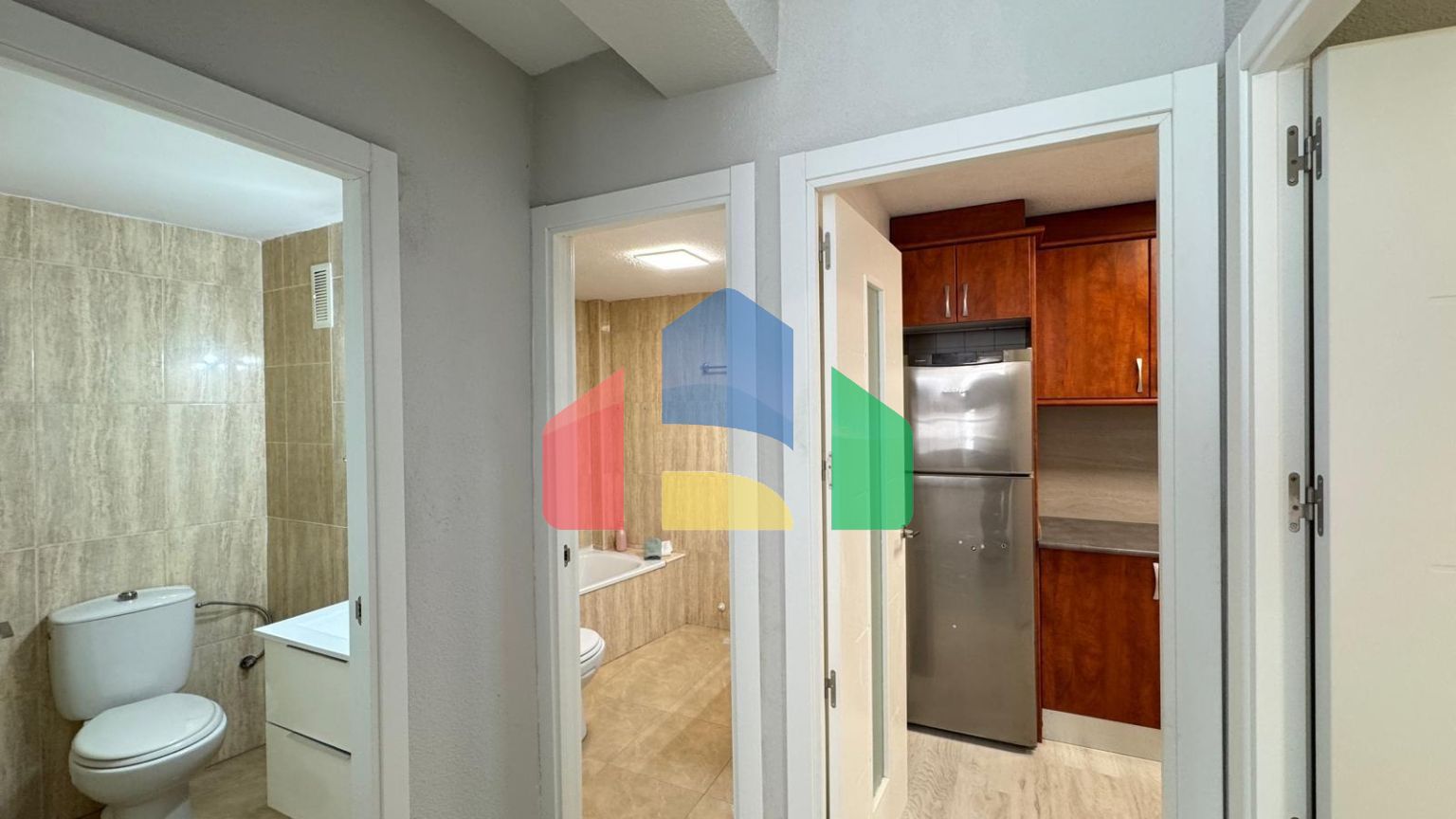 АПАРТАМЕНТЫ В 300 МЕТРАХ ОТ ПЛЯЖА. 3 СПАЛЬНИ. 2 ВАННЫЕ КОМНАТЫ. 92 М2 ПЛОЩАДЪ.