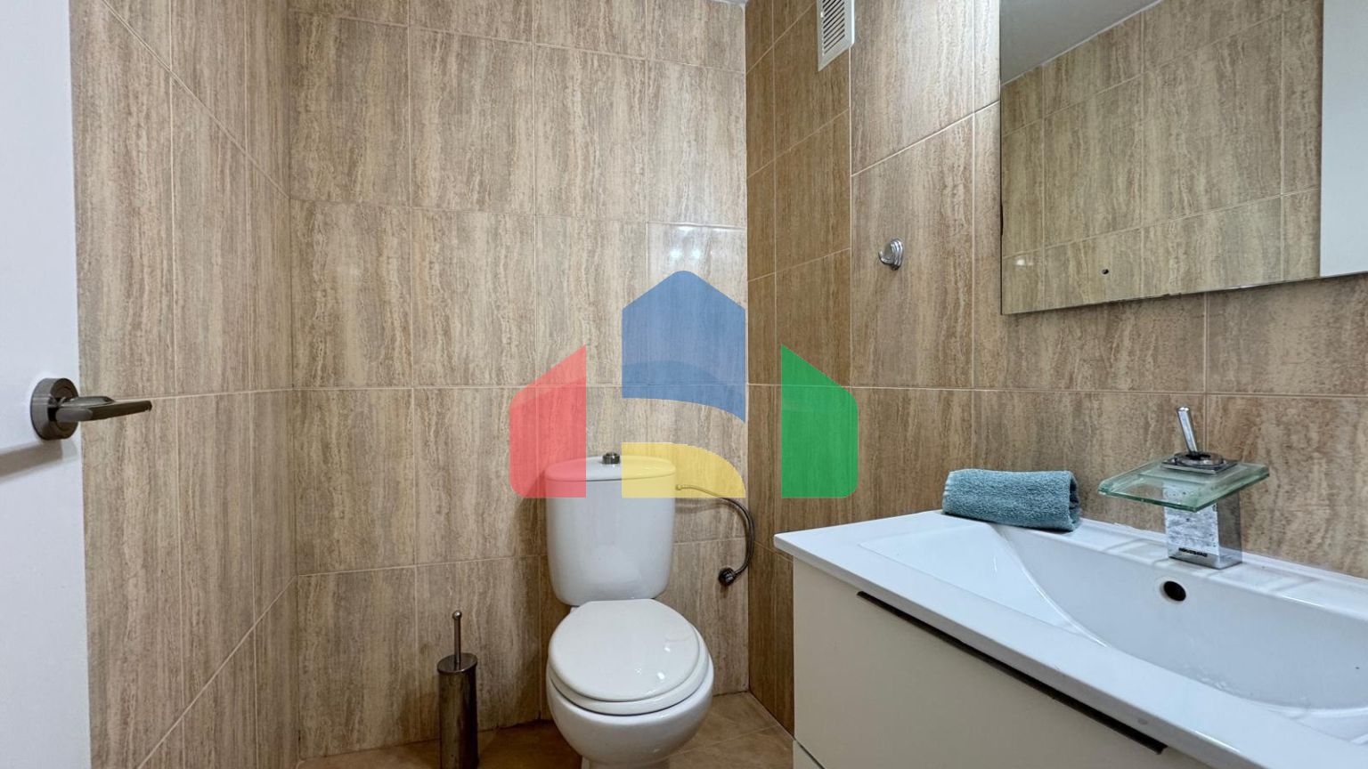 АПАРТАМЕНТЫ В 300 МЕТРАХ ОТ ПЛЯЖА. 3 СПАЛЬНИ. 2 ВАННЫЕ КОМНАТЫ. 92 М2 ПЛОЩАДЪ.