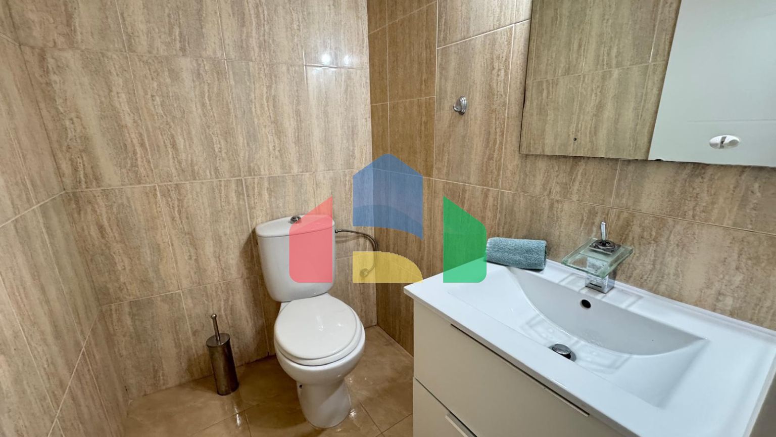 АПАРТАМЕНТЫ В 300 МЕТРАХ ОТ ПЛЯЖА. 3 СПАЛЬНИ. 2 ВАННЫЕ КОМНАТЫ. 92 М2 ПЛОЩАДЪ.