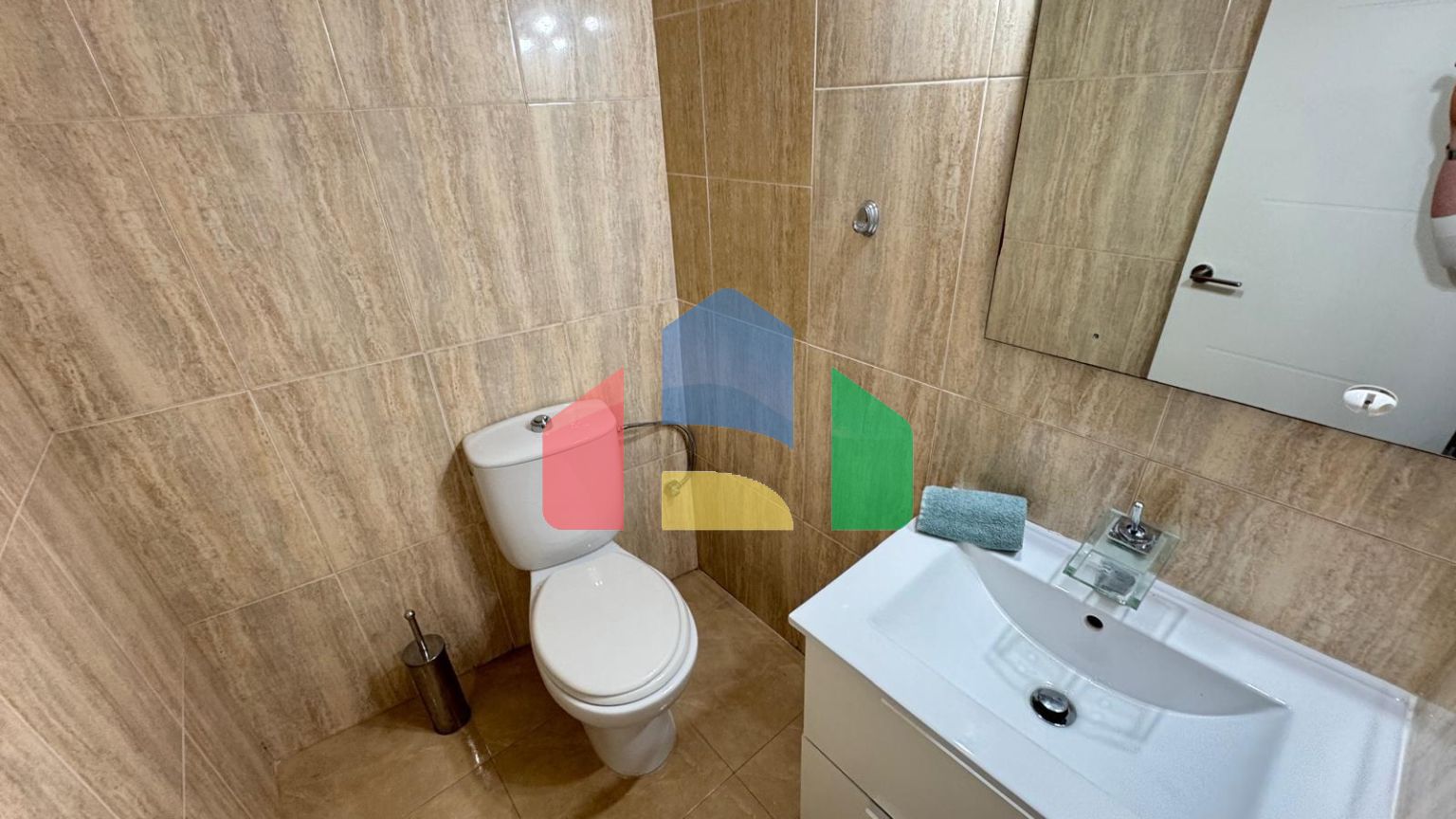 АПАРТАМЕНТЫ В 300 МЕТРАХ ОТ ПЛЯЖА. 3 СПАЛЬНИ. 2 ВАННЫЕ КОМНАТЫ. 92 М2 ПЛОЩАДЪ.