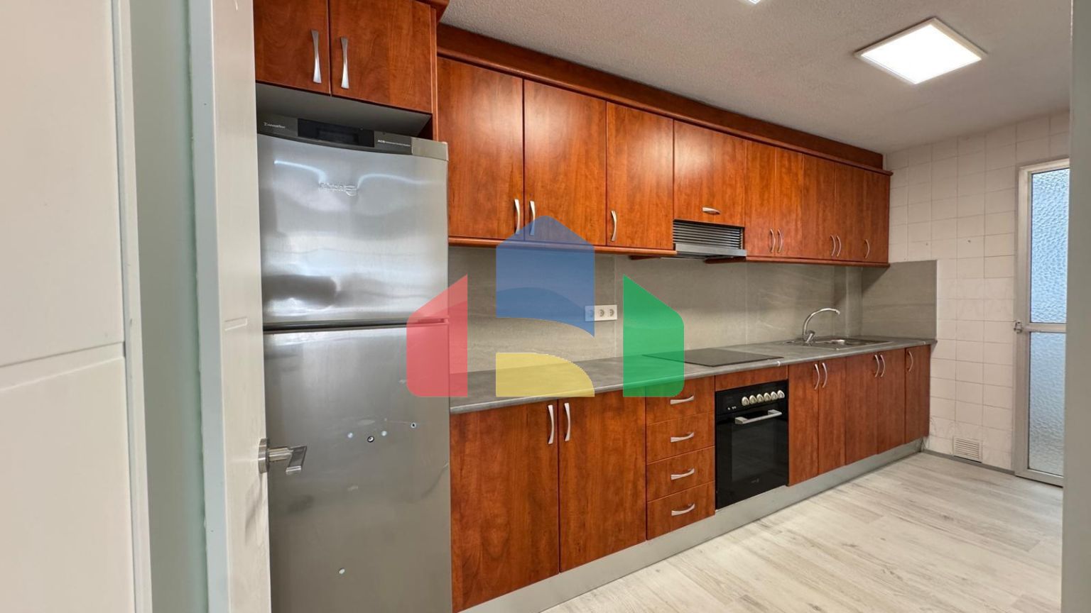 АПАРТАМЕНТЫ В 300 МЕТРАХ ОТ ПЛЯЖА. 3 СПАЛЬНИ. 2 ВАННЫЕ КОМНАТЫ. 92 М2 ПЛОЩАДЪ.