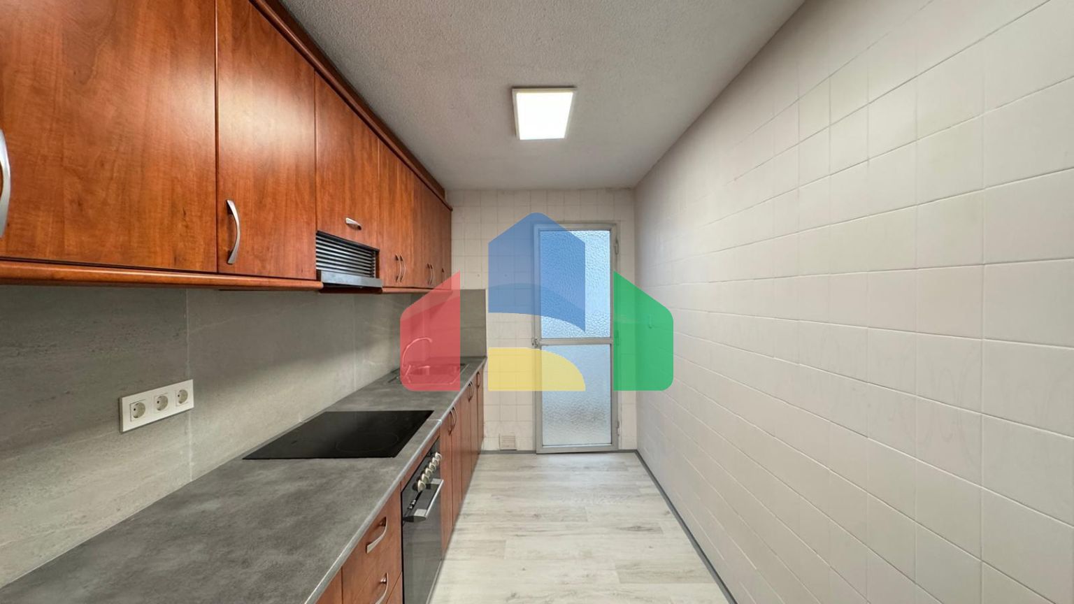 АПАРТАМЕНТЫ В 300 МЕТРАХ ОТ ПЛЯЖА. 3 СПАЛЬНИ. 2 ВАННЫЕ КОМНАТЫ. 92 М2 ПЛОЩАДЪ.