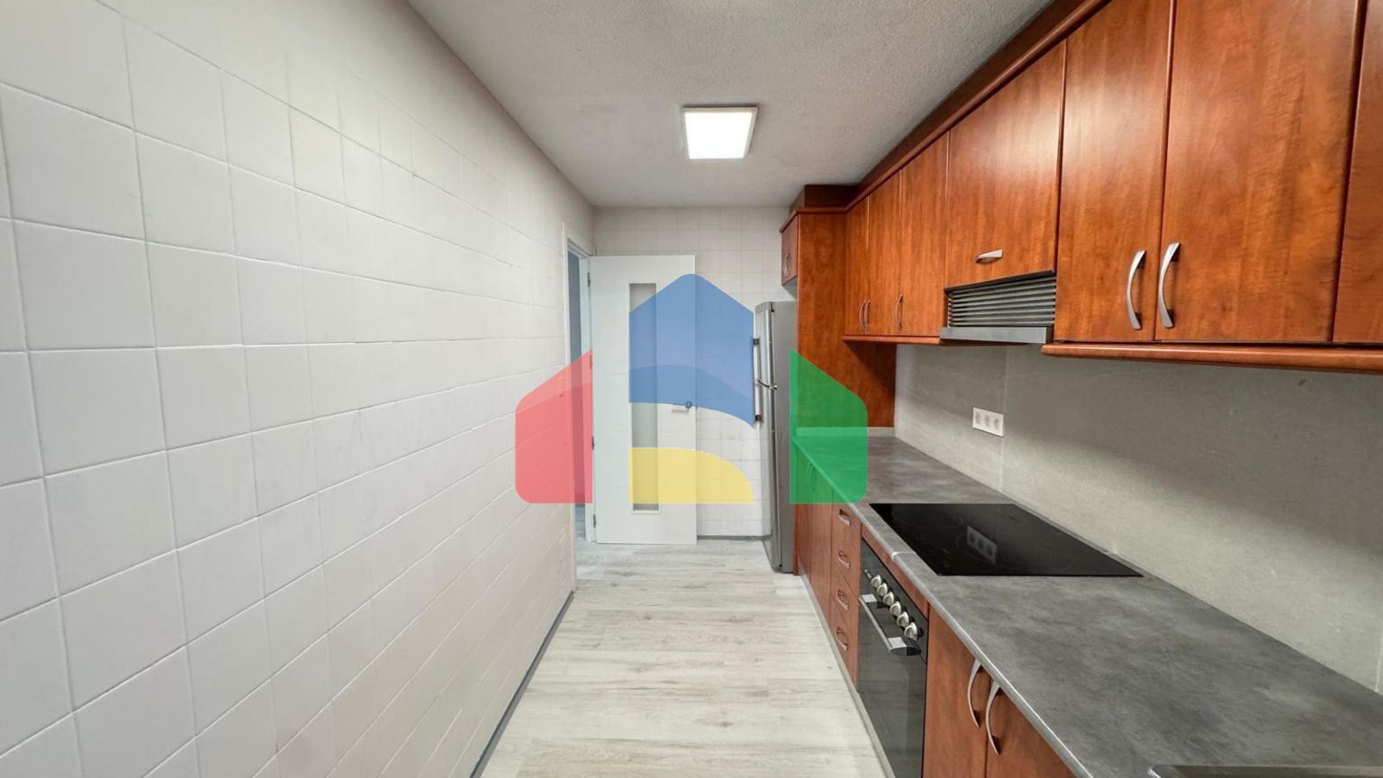 АПАРТАМЕНТЫ В 300 МЕТРАХ ОТ ПЛЯЖА. 3 СПАЛЬНИ. 2 ВАННЫЕ КОМНАТЫ. 92 М2 ПЛОЩАДЪ.