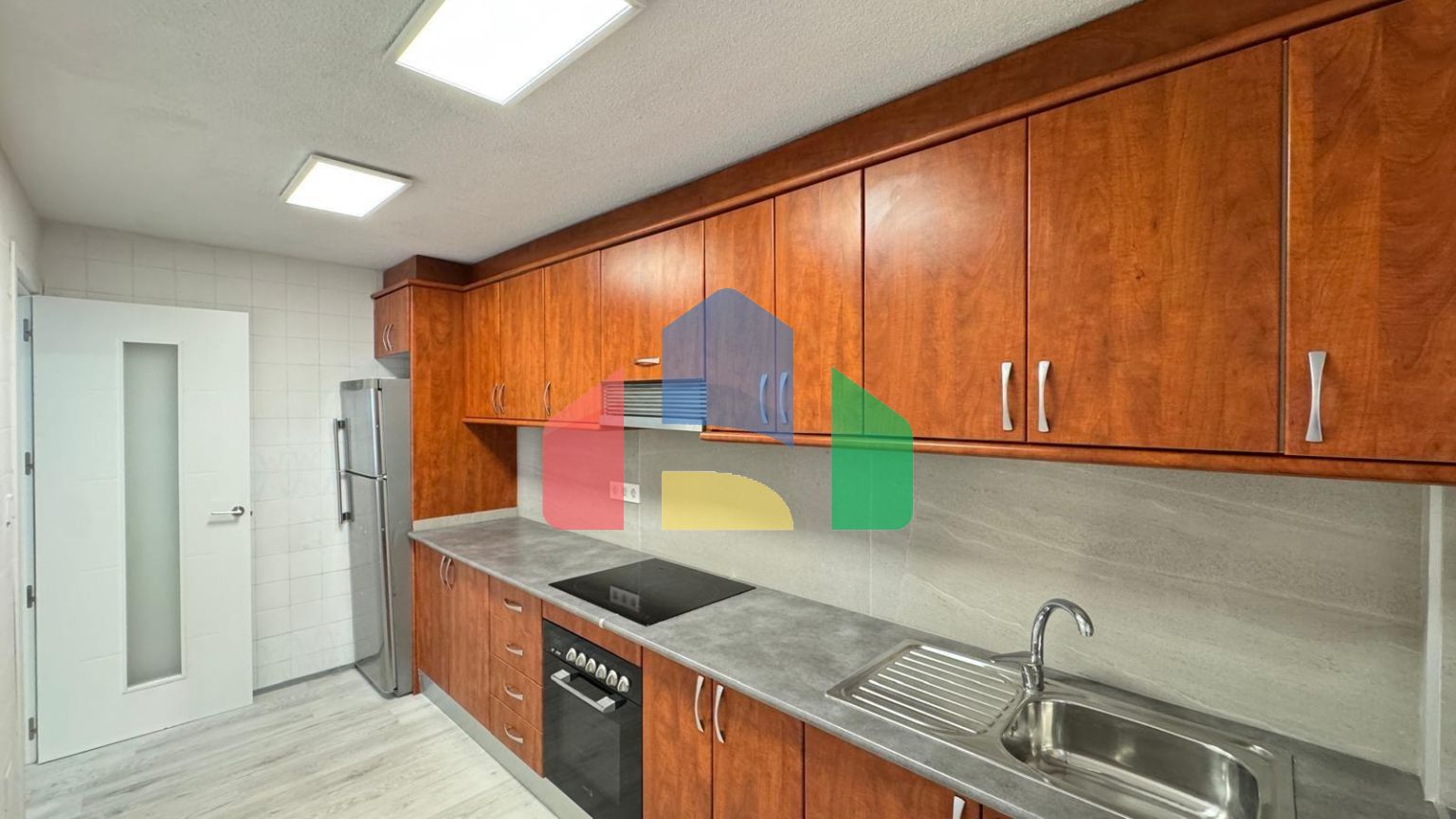 АПАРТАМЕНТЫ В 300 МЕТРАХ ОТ ПЛЯЖА. 3 СПАЛЬНИ. 2 ВАННЫЕ КОМНАТЫ. 92 М2 ПЛОЩАДЪ.