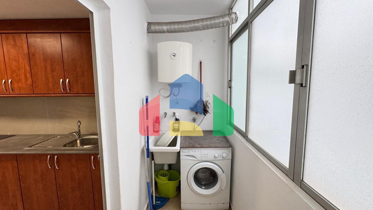 АПАРТАМЕНТЫ В 300 МЕТРАХ ОТ ПЛЯЖА. 3 СПАЛЬНИ. 2 ВАННЫЕ КОМНАТЫ. 92 М2 ПЛОЩАДЪ.