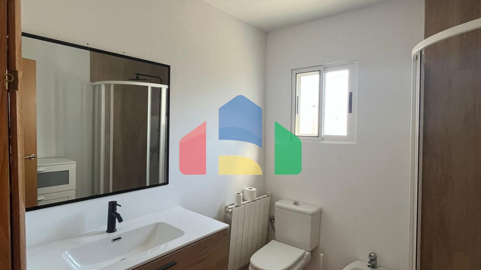 ВИЛЛА ПАРЕАДА С УЧАСТКОМ 412 М2 И ПРИВАТНЫМ БАССЕЙНОМ. 4 СПАЛЬНИ. 2 ВАННЫЕ. ПЛОЩАДЪ ДОМА 192 М2.