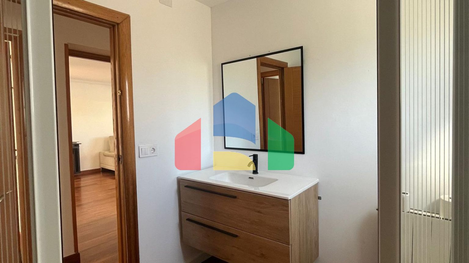 ВИЛЛА ПАРЕАДА С УЧАСТКОМ 412 М2 И ПРИВАТНЫМ БАССЕЙНОМ. 4 СПАЛЬНИ. 2 ВАННЫЕ. ПЛОЩАДЪ ДОМА 192 М2.