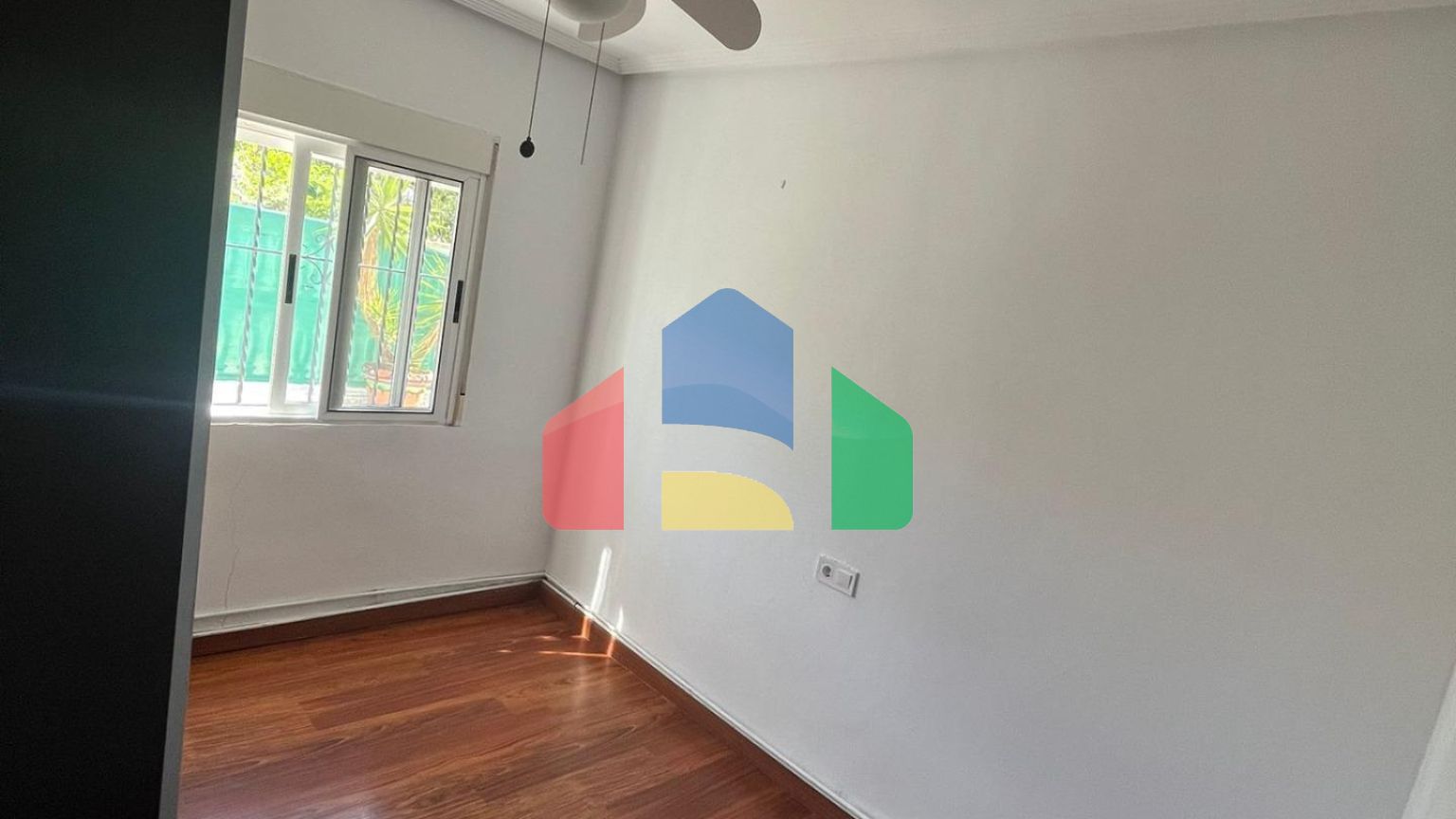 ВИЛЛА ПАРЕАДА С УЧАСТКОМ 412 М2 И ПРИВАТНЫМ БАССЕЙНОМ. 4 СПАЛЬНИ. 2 ВАННЫЕ. ПЛОЩАДЪ ДОМА 192 М2.