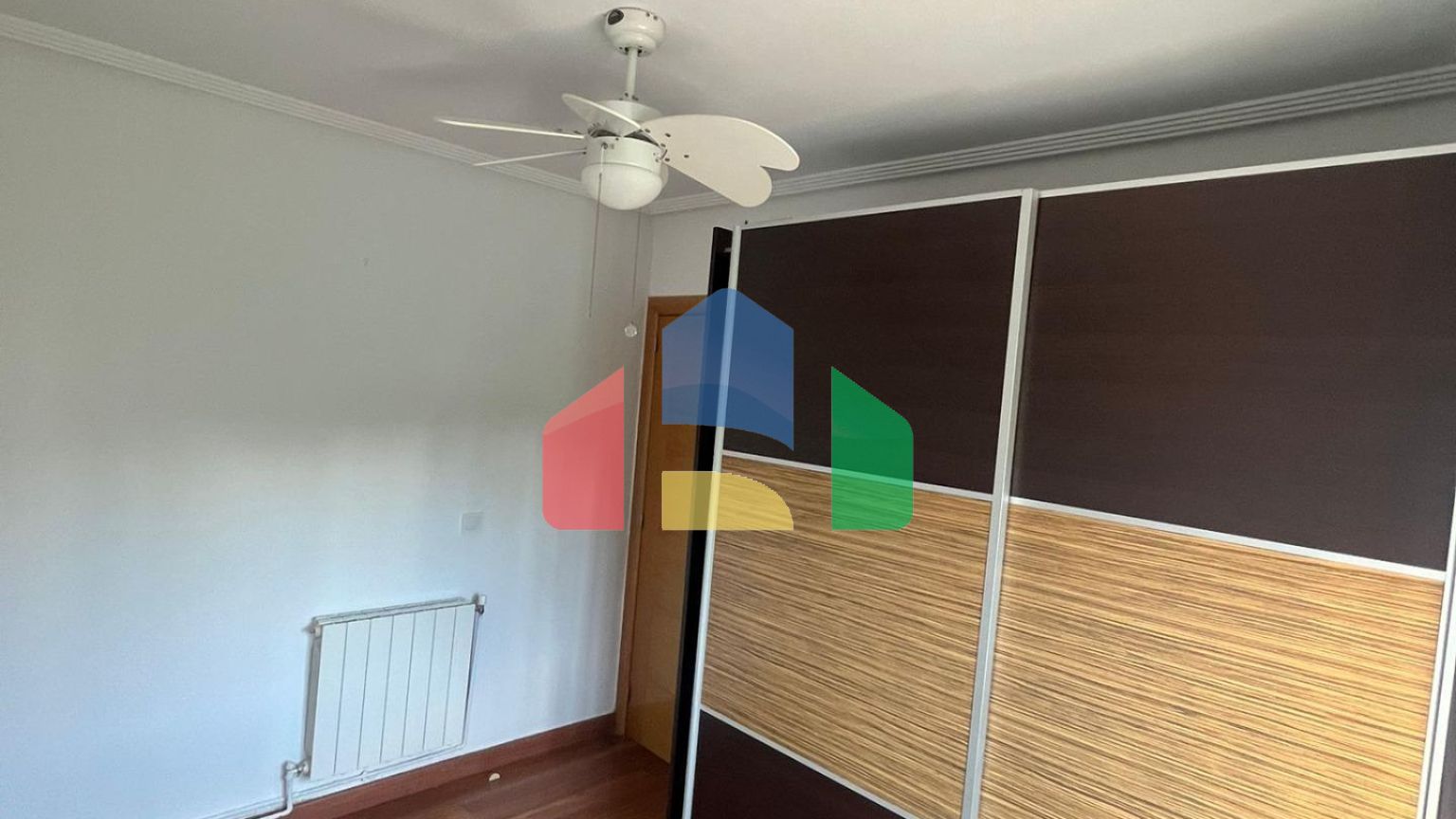 ВИЛЛА ПАРЕАДА С УЧАСТКОМ 412 М2 И ПРИВАТНЫМ БАССЕЙНОМ. 4 СПАЛЬНИ. 2 ВАННЫЕ. ПЛОЩАДЪ ДОМА 192 М2.