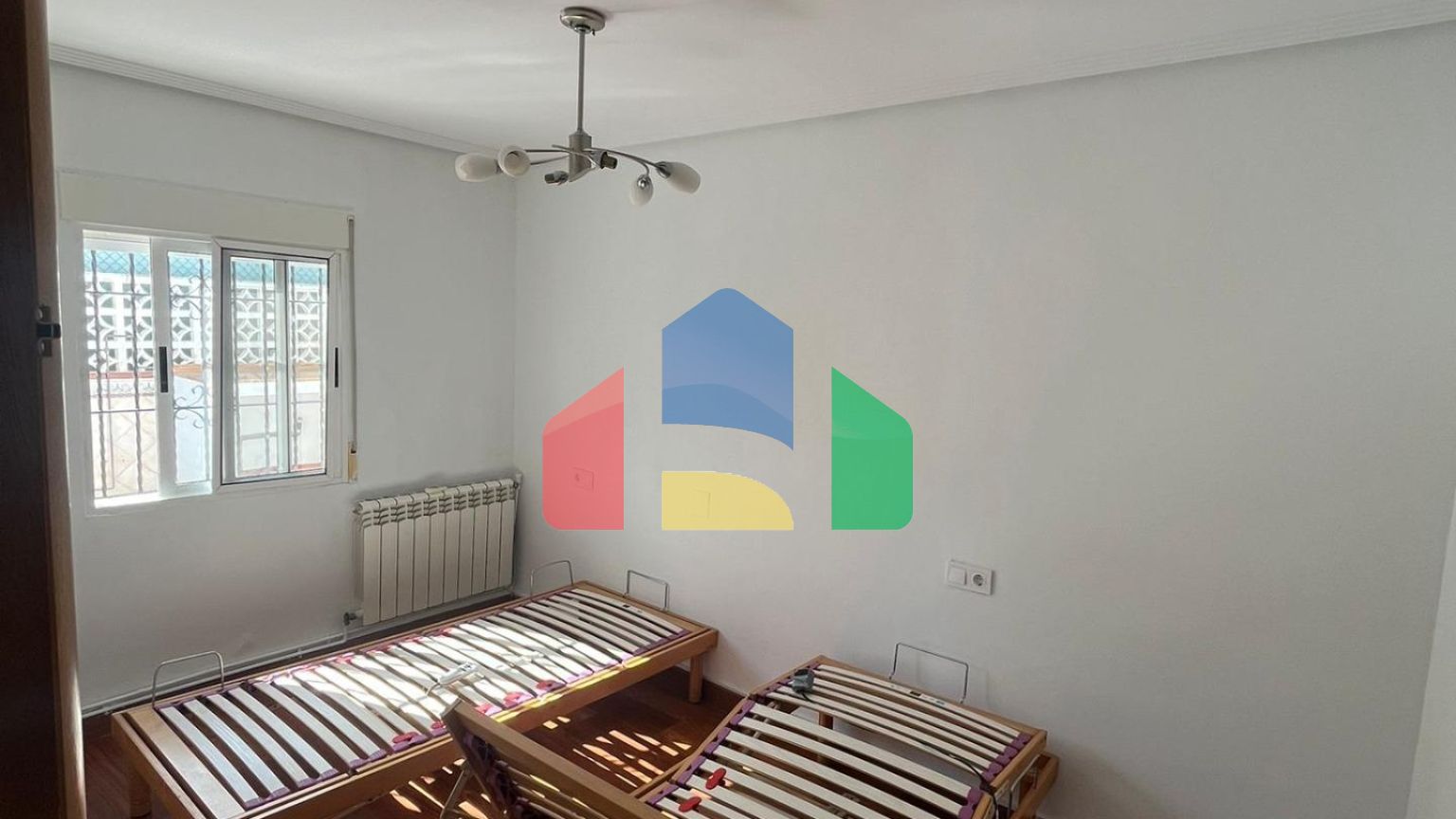 ВИЛЛА ПАРЕАДА С УЧАСТКОМ 412 М2 И ПРИВАТНЫМ БАССЕЙНОМ. 4 СПАЛЬНИ. 2 ВАННЫЕ. ПЛОЩАДЪ ДОМА 192 М2.